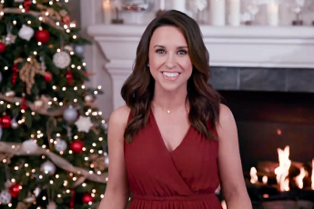Lacey Chabert to Announce Hallmark's Holiday Lineup this Weekend!