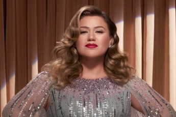 Kelly Clarkson Announces New Single, 'Christmas Isn't Canceled (Just You)'