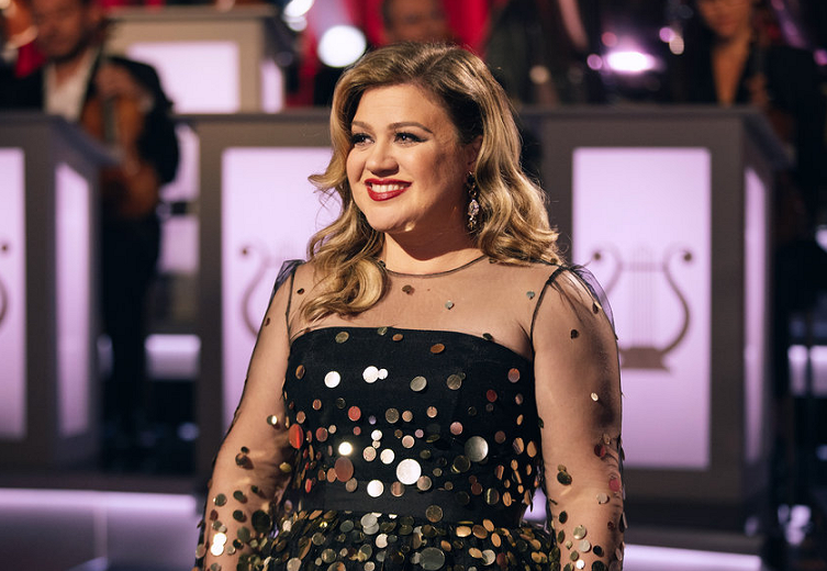 Kelly Clarkson’s “When Christmas Comes Around” Holiday Special Airs on